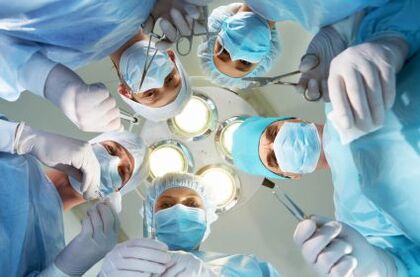 外科医生进行阴茎增大手术。
